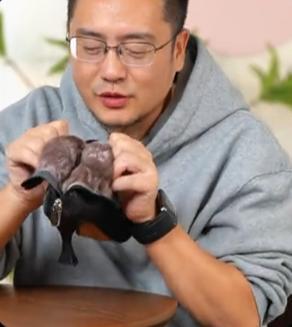 穿上了高跟鞋奇迹般东山再起5个月赚12亿九游会真人游戏第一品牌负债500万后大叔(图3)